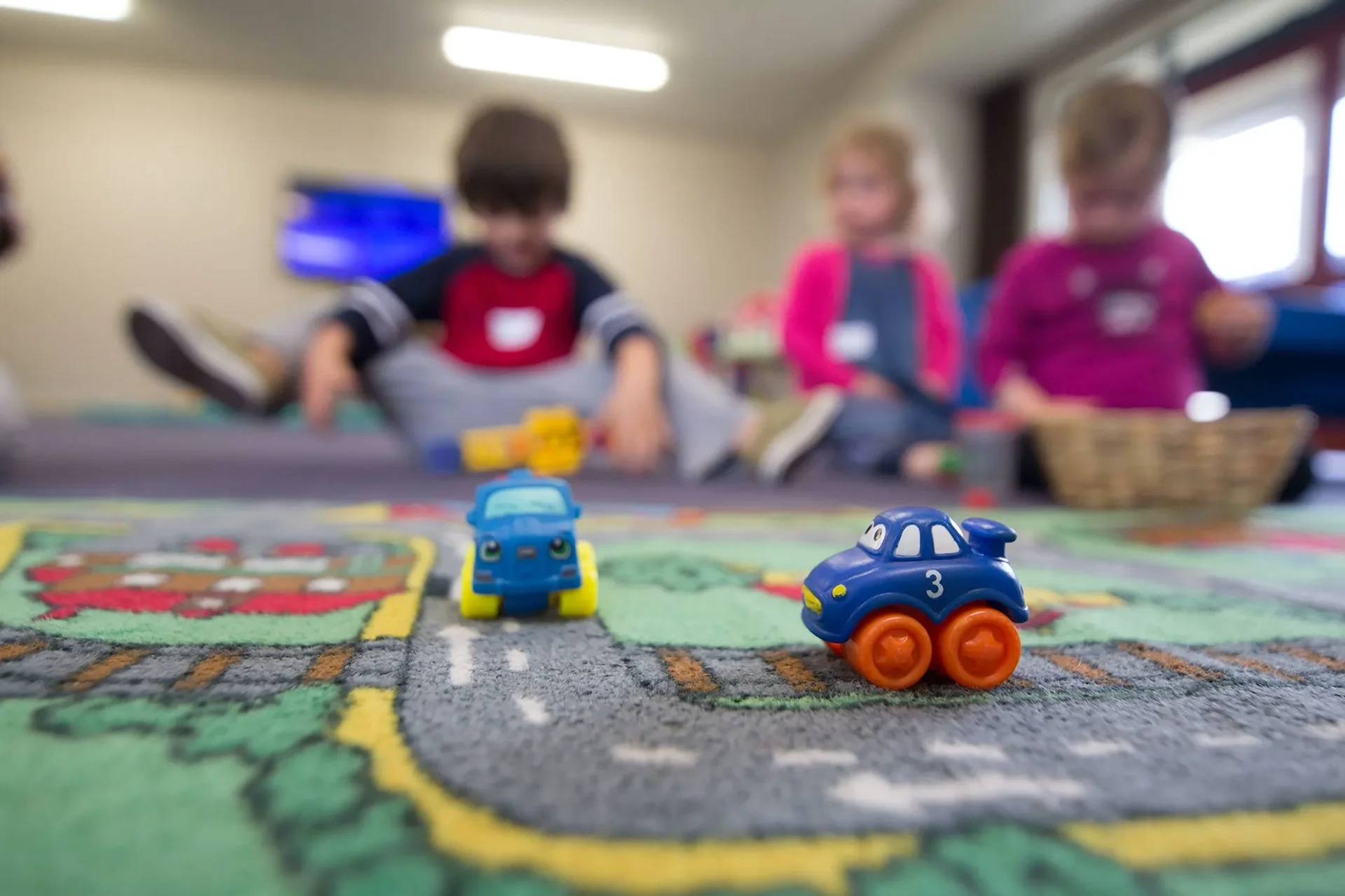 Barn som leker och lär i montessorimiljö